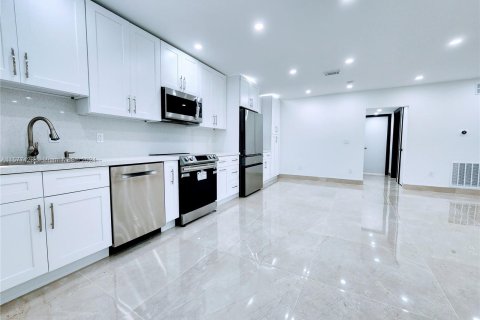 Condominio en venta en North Miami, Florida, 2 dormitorios, 106.47 m2 № 1146871 - foto 1