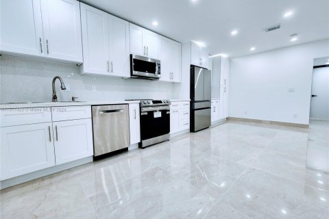Condominio en venta en North Miami, Florida, 2 dormitorios, 106.47 m2 № 1146871 - foto 2