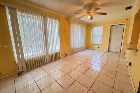 House in Margate, Florida 2 bedrooms, 98.57 sq.m. № 1345282 - photo 12