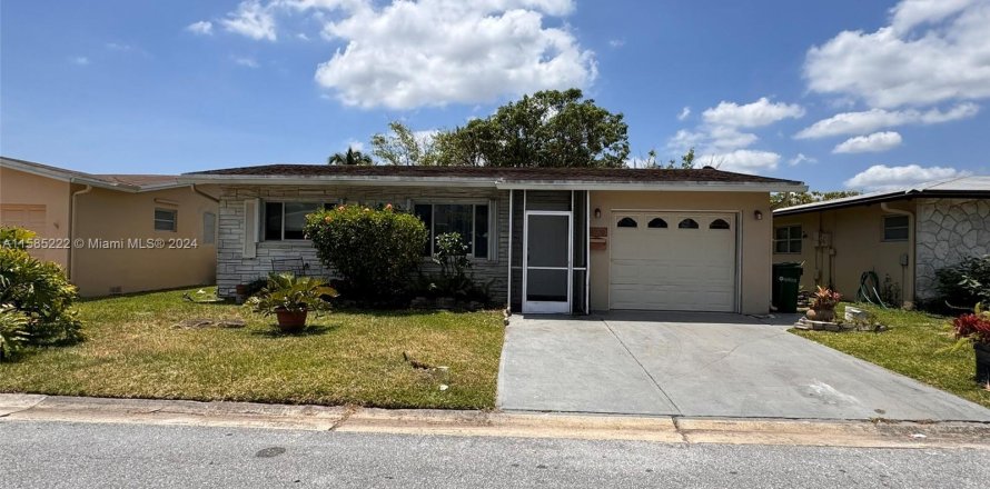 House in Margate, Florida 2 bedrooms, 98.57 sq.m. № 1345282