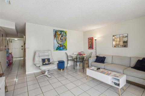 Condo in Miami Beach, Florida, 1 bedroom  № 1234011 - photo 19