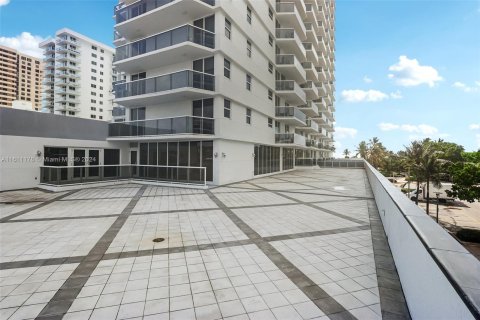 Condo in Miami Beach, Florida, 1 bedroom  № 1234011 - photo 17