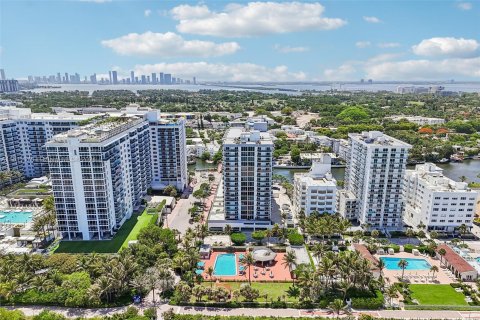 Condo in Miami Beach, Florida, 1 bedroom  № 1234011 - photo 29