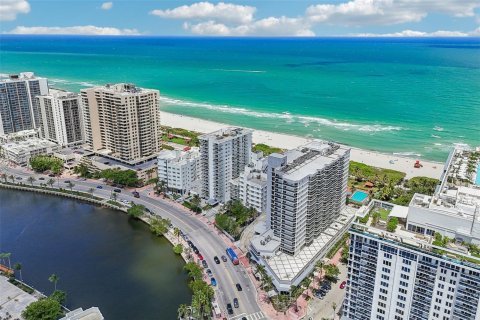 Condo in Miami Beach, Florida, 1 bedroom  № 1234011 - photo 28