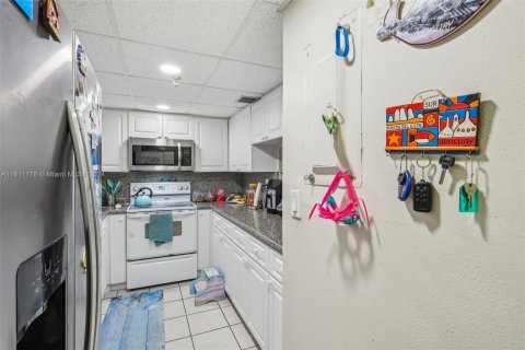 Condo in Miami Beach, Florida, 1 bedroom  № 1234011 - photo 8