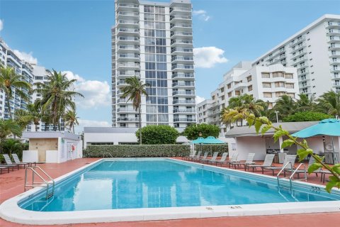 Condo in Miami Beach, Florida, 1 bedroom  № 1234011 - photo 16