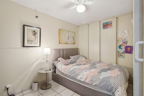 Condo in Miami Beach, Florida, 1 bedroom  № 1234011 - photo 12