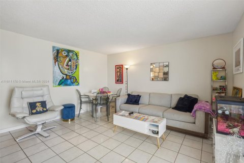 Condo in Miami Beach, Florida, 1 bedroom  № 1234011 - photo 6