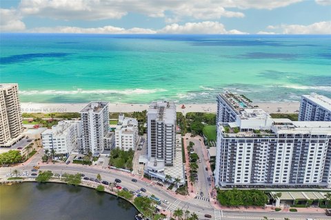 Condo in Miami Beach, Florida, 1 bedroom  № 1234011 - photo 2