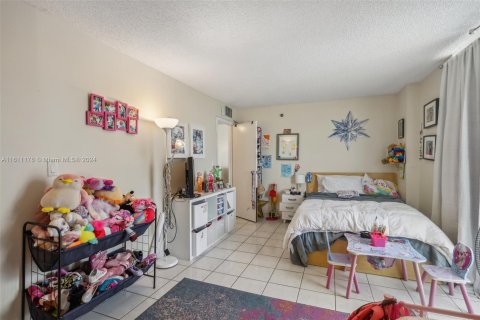 Condo in Miami Beach, Florida, 1 bedroom  № 1234011 - photo 11