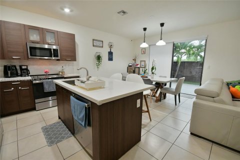 Townhouse in Miami Lakes, Florida 3 bedrooms, 171.87 sq.m. № 1387935 - photo 9