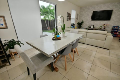 Townhouse in Miami Lakes, Florida 3 bedrooms, 171.87 sq.m. № 1387935 - photo 12