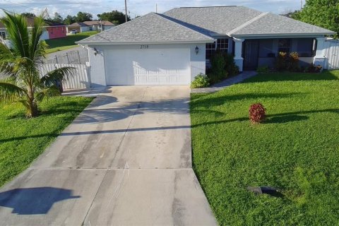 House in Lehigh Acres, Florida 3 bedrooms, 130.81 sq.m. № 1400972 - photo 1