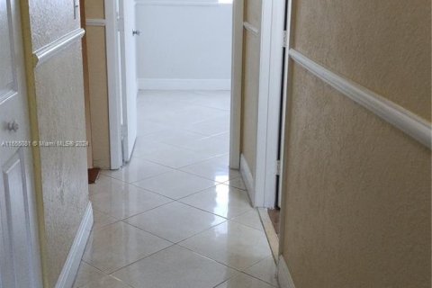 Condominio en alquiler en Miami, Florida, 3 dormitorios, 123.1 m2 № 1356983 - foto 12