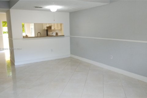 Condominio en alquiler en Miami, Florida, 3 dormitorios, 123.1 m2 № 1356983 - foto 8