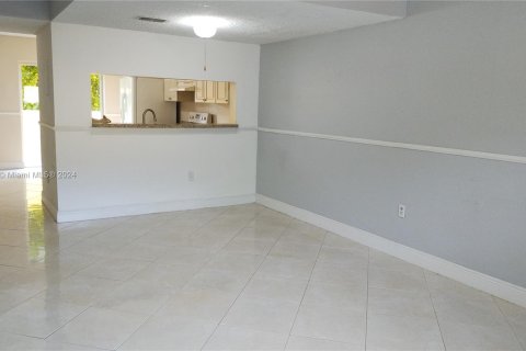 Condominio en alquiler en Miami, Florida, 3 dormitorios, 123.1 m2 № 1356983 - foto 2