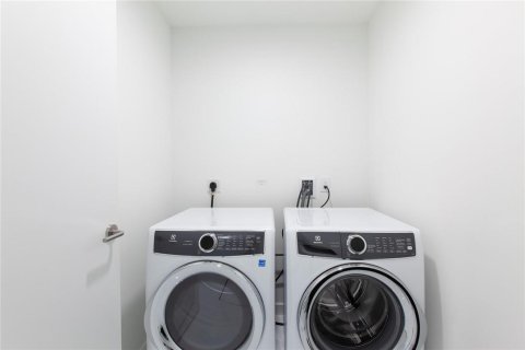 Condominio en venta en Miami, Florida, 1 dormitorio, 116.5 m2 № 525071 - foto 1