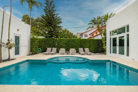 Villa ou maison à louer à Miami Beach, Floride: 3 chambres, 263.38 m2 № 183385 - photo 1
