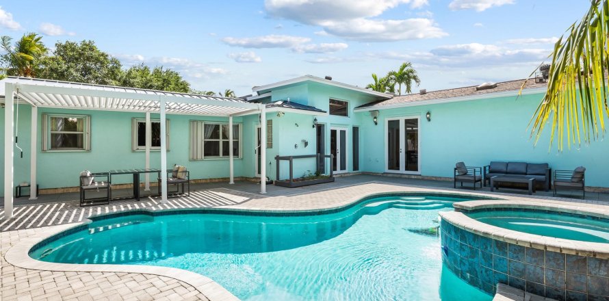 House in Wilton Manors, Florida 3 bedrooms, 167.97 sq.m. № 1099952