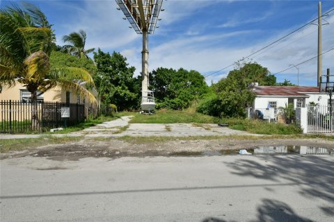 Terreno en venta en Miami, Florida № 886062 - foto 18