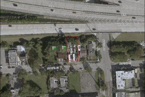 Terreno en venta en Miami, Florida № 886062 - foto 1