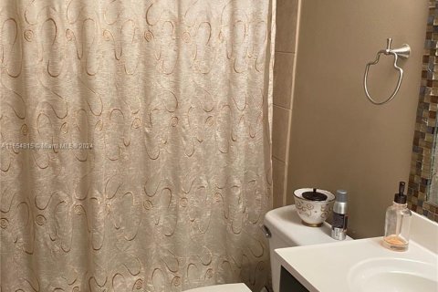 Condo in Hialeah, Florida, 2 bedrooms  № 1351996 - photo 10