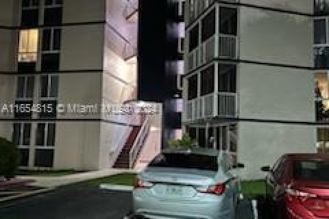 Condominio en venta en Hialeah, Florida, 2 dormitorios, 84.36 m2 № 1351996 - foto 14