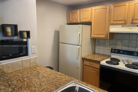 Condo in Hialeah, Florida, 2 bedrooms  № 1351996 - photo 5