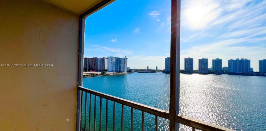 Condo in Sunny Isles Beach, Florida, 3 bedrooms  № 1403157