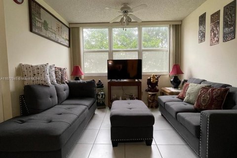 Condo in Sunrise, Florida, 2 bedrooms  № 1403067 - photo 1