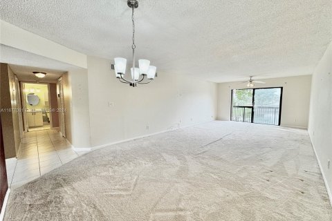 Condo in Tamarac, Florida, 2 bedrooms  № 1403068 - photo 8