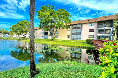 Condo in Tamarac, Florida, 2 bedrooms  № 1403068 - photo 2