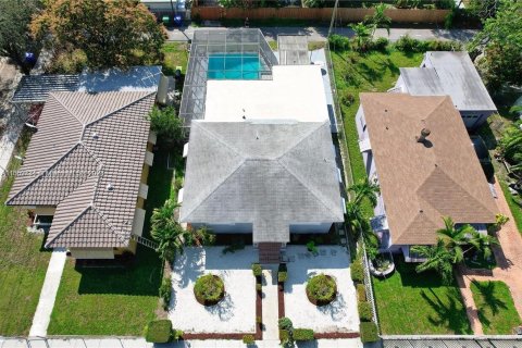 Casa en venta en Miami, Florida, 4 dormitorios, 124.86 m2 № 1391960 - foto 1