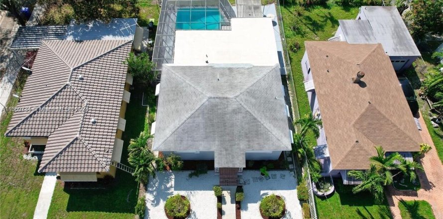 Casa en Miami, Florida 4 dormitorios, 124.86 m2 № 1391960