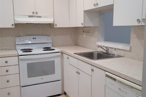 Condo in North Miami, Florida, 1 bedroom  № 1391899 - photo 9