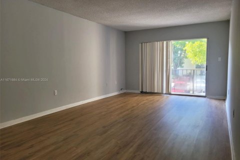 Condo in North Miami, Florida, 1 bedroom  № 1391899 - photo 1