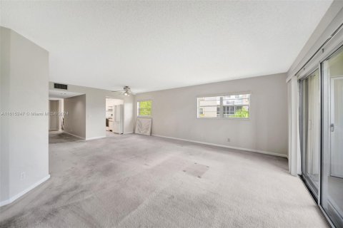 Condo in Pembroke Pines, Florida, 2 bedrooms  № 1236899 - photo 14