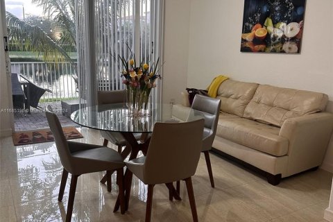 Townhouse in Doral, Florida 3 bedrooms, 156.35 sq.m. № 1421709 - photo 1