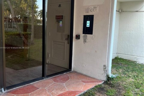 Condominio en venta en Weston, Florida, 1 dormitorio, 78.5 m2 № 1216847 - foto 3