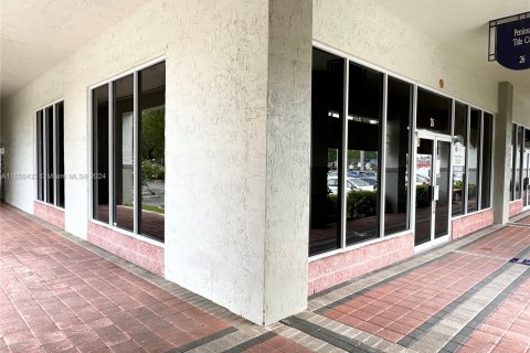 Commercial property in Doral, Florida № 1360687 - photo 8