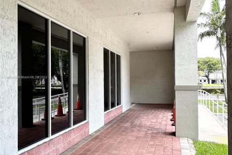 Commercial property in Doral, Florida № 1360687 - photo 9