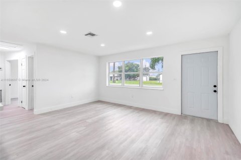 Casa en venta en Miami Gardens, Florida, 5 dormitorios, 183.3 m2 № 1360689 - foto 7