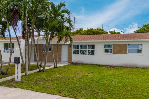 Casa en venta en Miami Gardens, Florida, 5 dormitorios, 183.3 m2 № 1360689 - foto 2