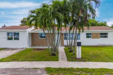 House in Miami Gardens, Florida 5 bedrooms, 183.3 sq.m. № 1360689 - photo 1