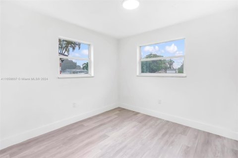 Casa en venta en Miami Gardens, Florida, 5 dormitorios, 183.3 m2 № 1360689 - foto 15