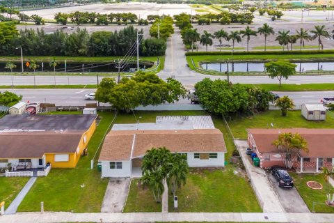 Casa en venta en Miami Gardens, Florida, 5 dormitorios, 183.3 m2 № 1360689 - foto 5