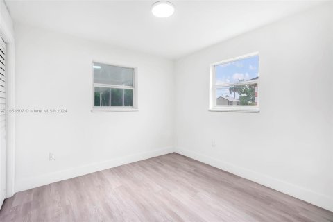 Casa en venta en Miami Gardens, Florida, 5 dormitorios, 183.3 m2 № 1360689 - foto 16