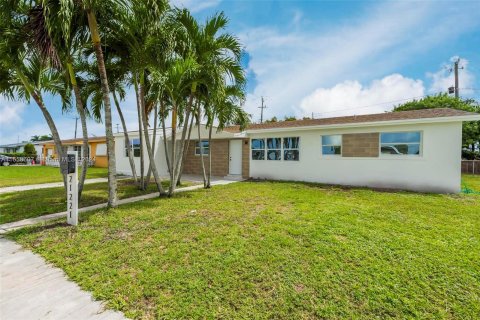 Casa en venta en Miami Gardens, Florida, 5 dormitorios, 183.3 m2 № 1360689 - foto 3