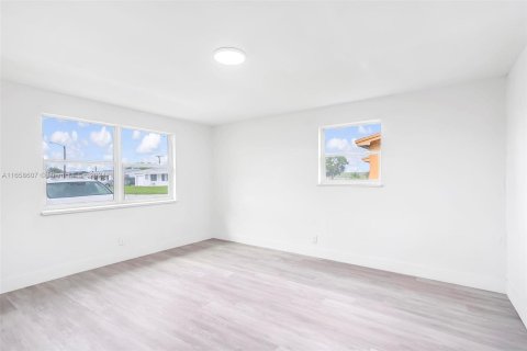 Casa en venta en Miami Gardens, Florida, 5 dormitorios, 183.3 m2 № 1360689 - foto 19