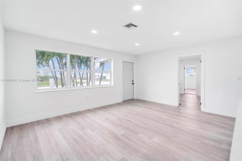 Casa en venta en Miami Gardens, Florida, 5 dormitorios, 183.3 m2 № 1360689 - foto 14